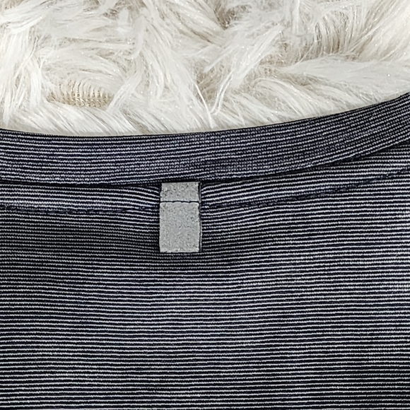 NIKE | Men's Activewear shirt | Medium - Picture 4 of 5